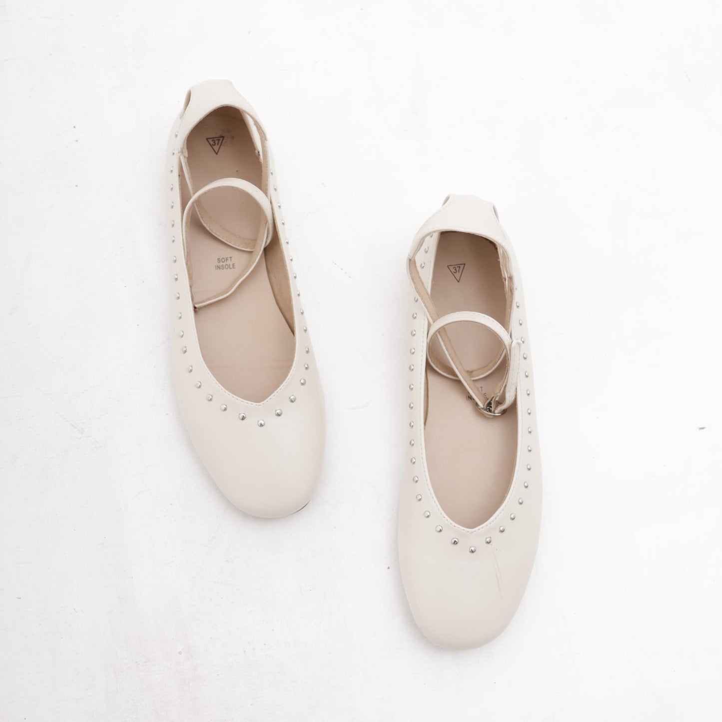 BALLERINA CON CINTURINO E BORCHIE PANNA