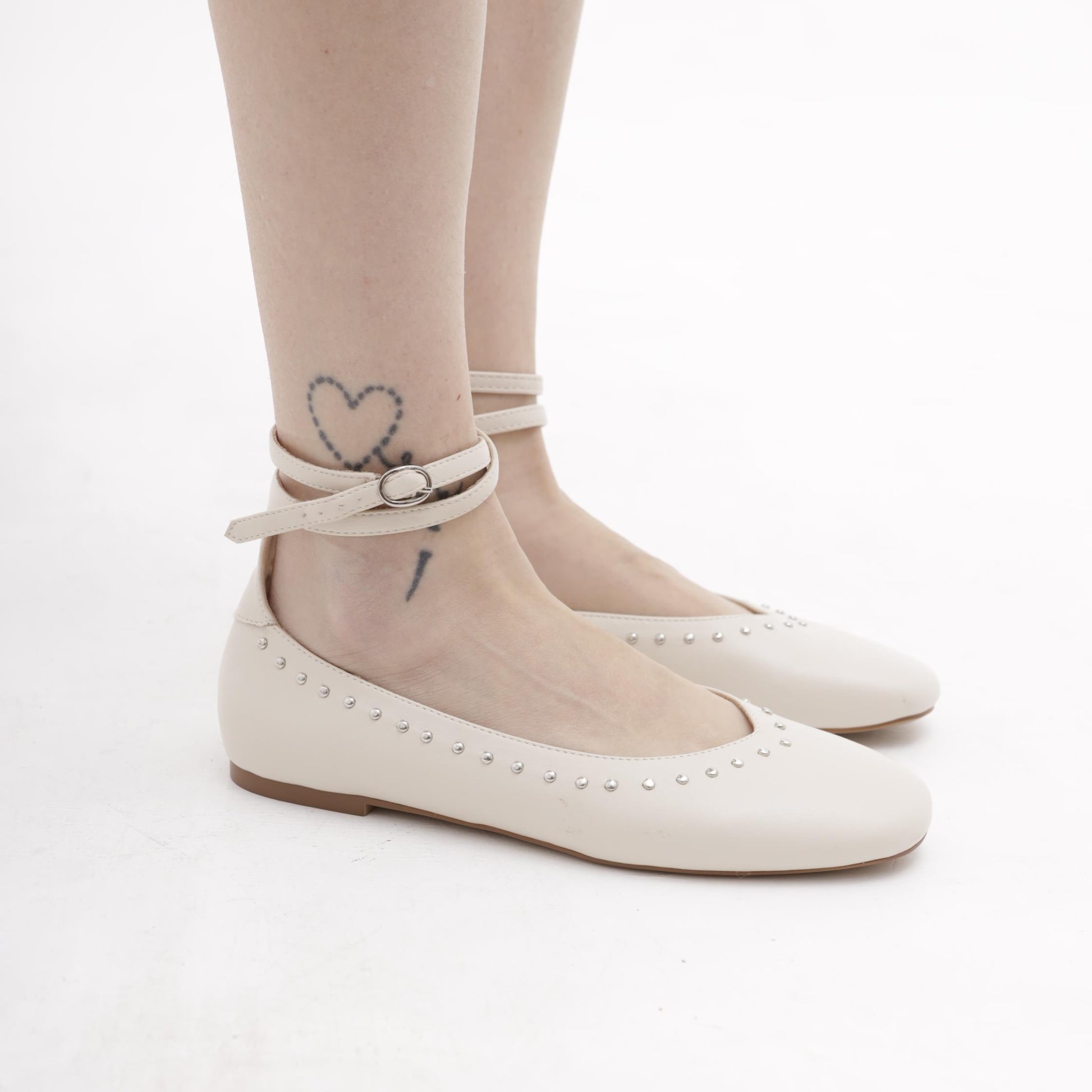 BALLERINA CON CINTURINO E BORCHIE PANNA 