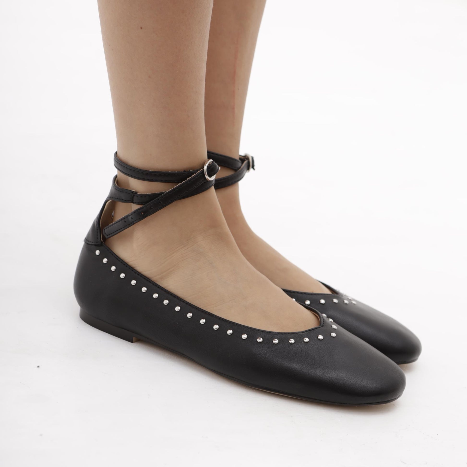 BALLERINA CON CINTURINO E BORCHIE NERO 