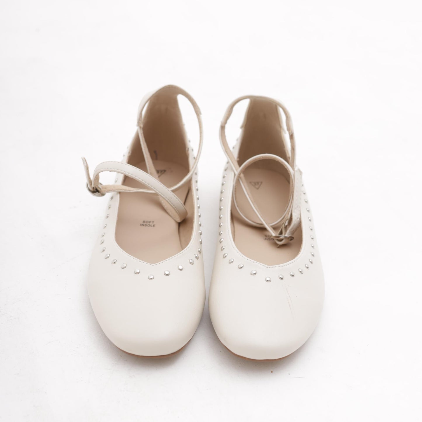 BALLERINA CON CINTURINO E BORCHIE PANNA 