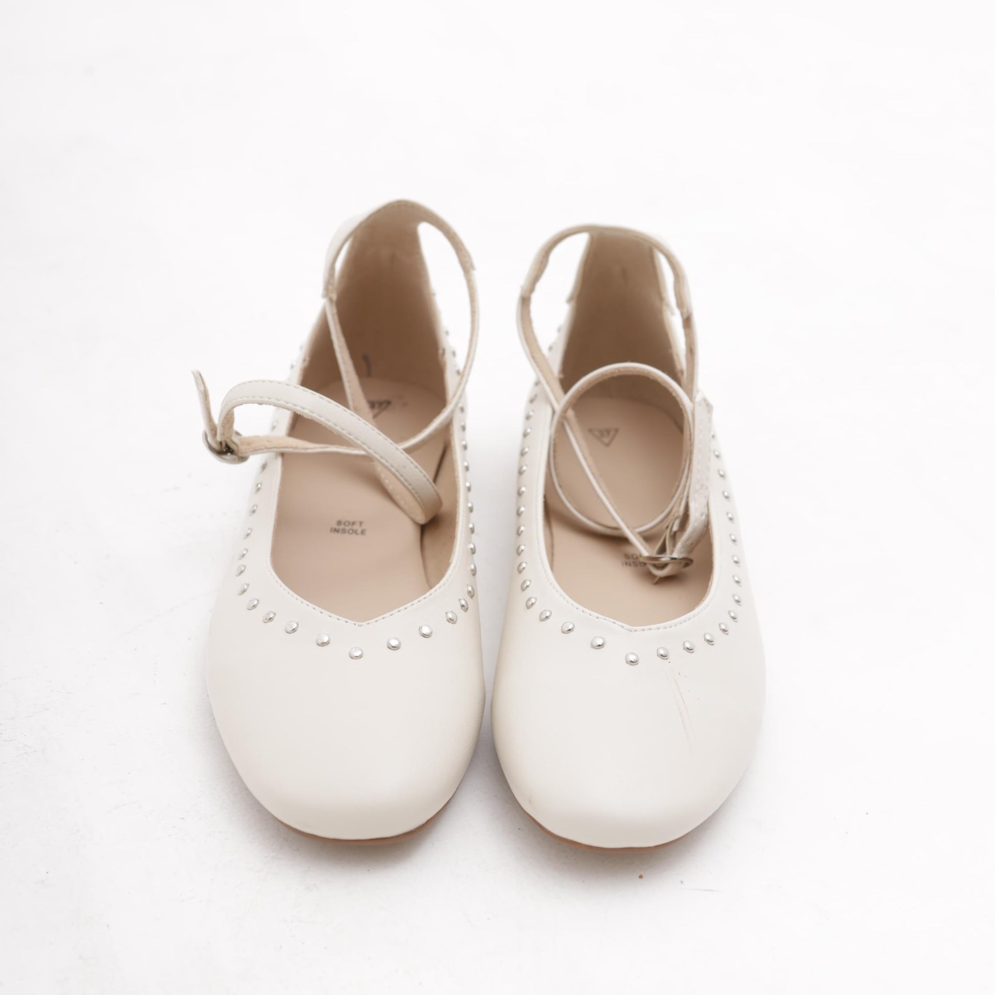 BALLERINA CON CINTURINO E BORCHIE PANNA 