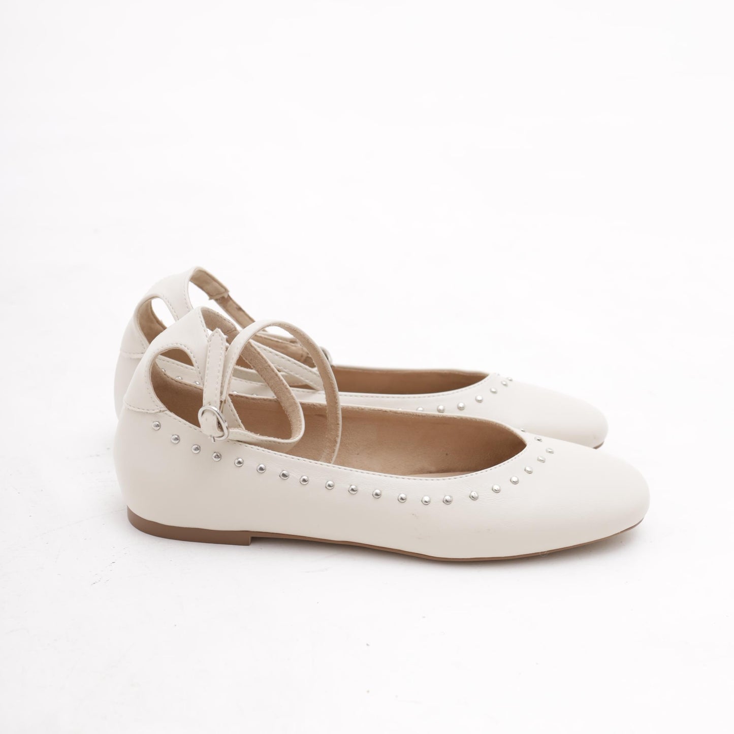 BALLERINA CON CINTURINO E BORCHIE PANNA 